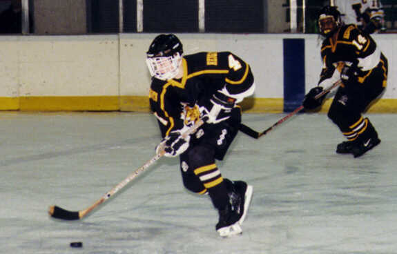 Jeff Houser and Marcus Dancy approach the blue line.